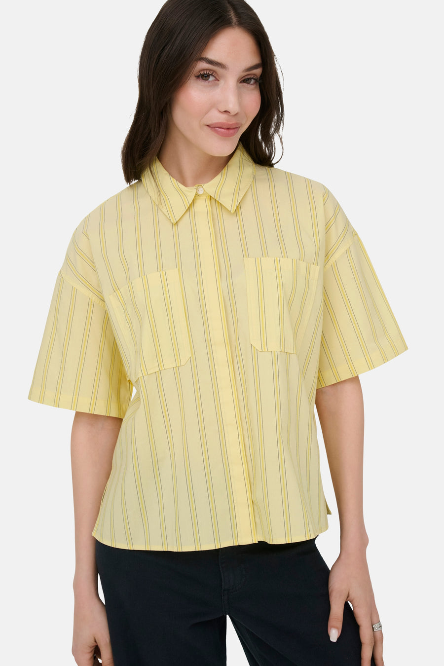 Chemise à manches courtes jaune de JDY, à rayures noires et jaunes et deux poches poitrine, portée par un mannequin avec un pantalon noir.