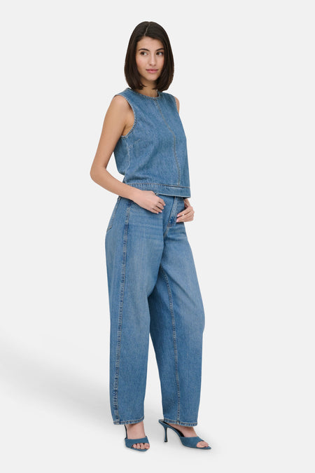 Blouse en jean bleu clair de JDY, sans manches et à col rond, portée avec un jean assorti.
