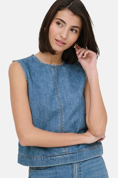 Mouwloos spijkerblouse in lichtblauw van JDY, met zichtbare verticale stiksels.
