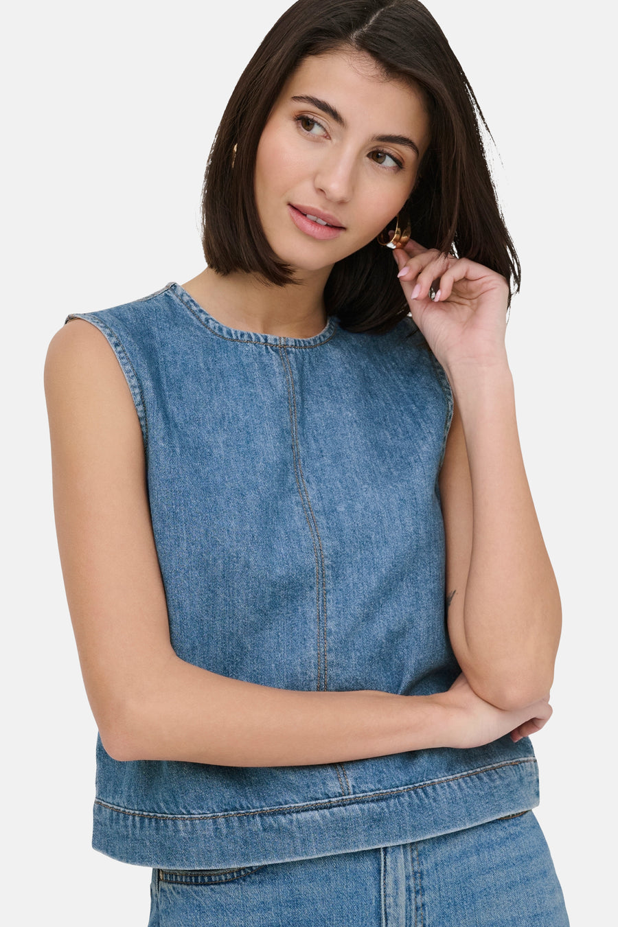 Mouwloos spijkerblouse in lichtblauw van JDY, met zichtbare verticale stiksels.