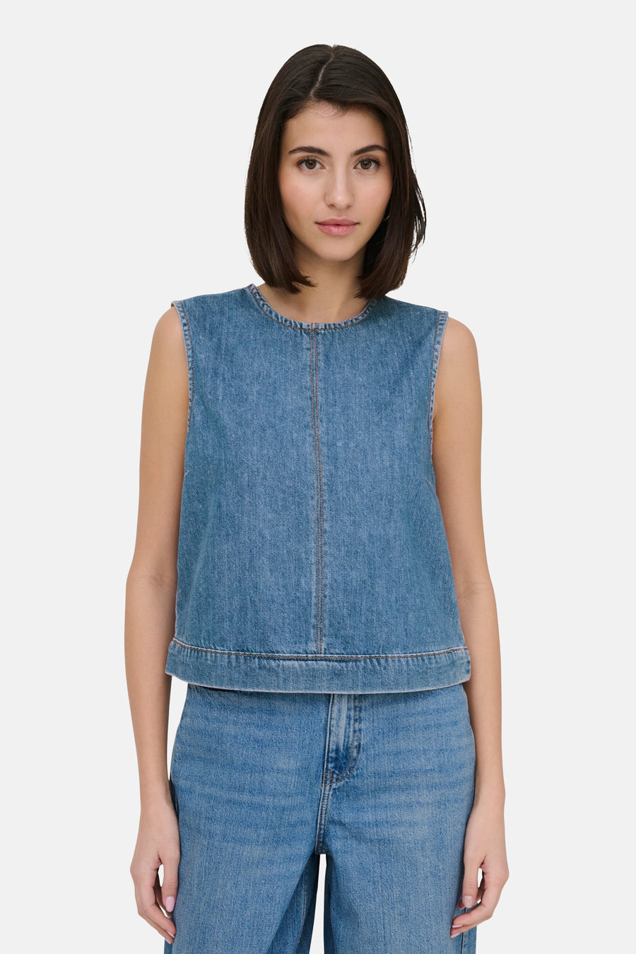 Mouwloos spijkerblouse in lichtblauw van JDY, met ronde hals, centrale naad, gedragen met een bijpassende spijkerbroek.
