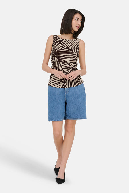 Short en jean bleu clair ample de JDY, porté avec un haut imprimé zèbre et des chaussures plates noires.