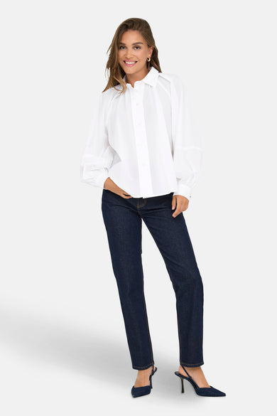 Wit overhemd met lange mouwen van ONLY®, gedragen met een blauwe spijkerbroek en bijpassende pumps.