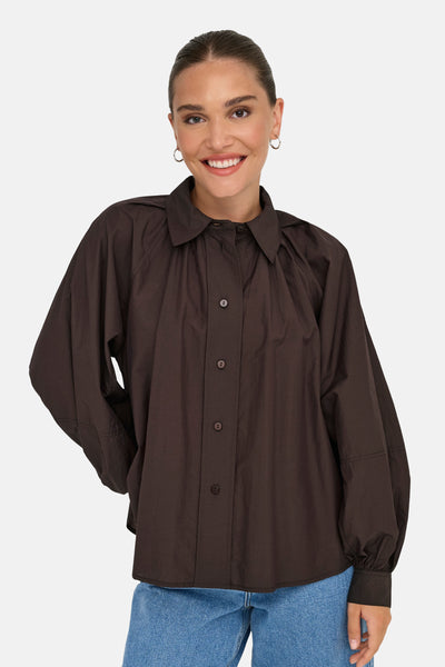 Chemise à manches longues marron de ONLY, avec des boutons sur le devant et des manches bouffantes.
