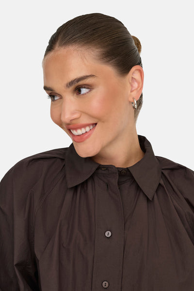 Chemise à manches longues marron de ONLY, avec col classique et patte de boutonnage sur le devant.