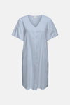 Robe bleue à fines rayures de JDY avec col en V, manches courtes et coupe ample.