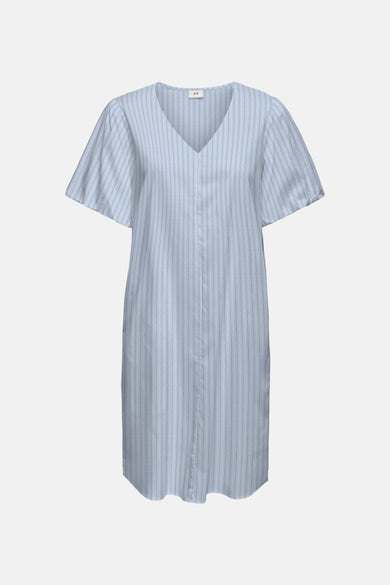 Robe bleue à fines rayures de JDY avec col en V, manches courtes et coupe ample.