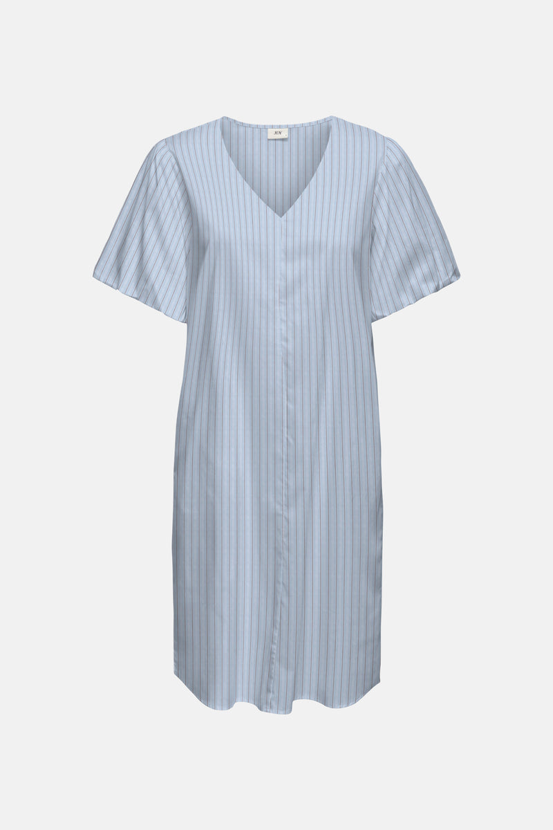 Robe bleue à fines rayures de JDY avec col en V, manches courtes et coupe ample.