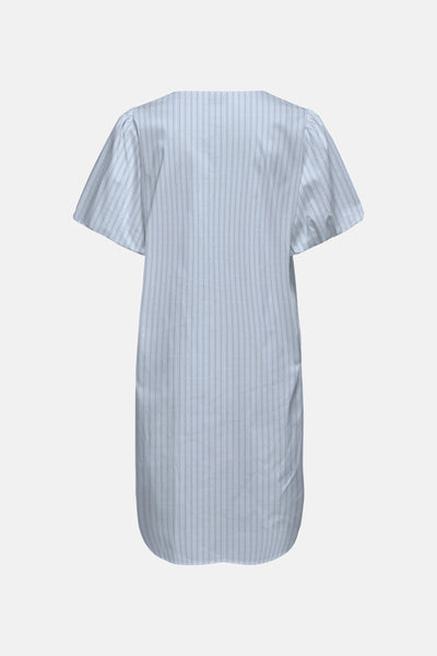 Robe bleue à rayures verticales de JDY, vue de dos, avec manches courtes bouffantes et ourlet incurvé.