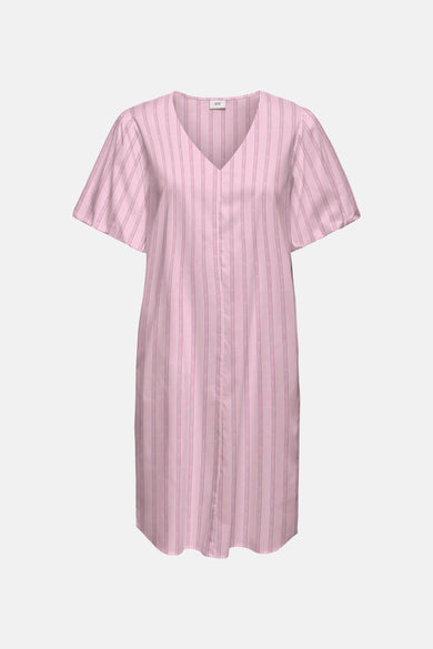 Robe rose de JDY à col en V, manches courtes et rayures verticales roses et noires.