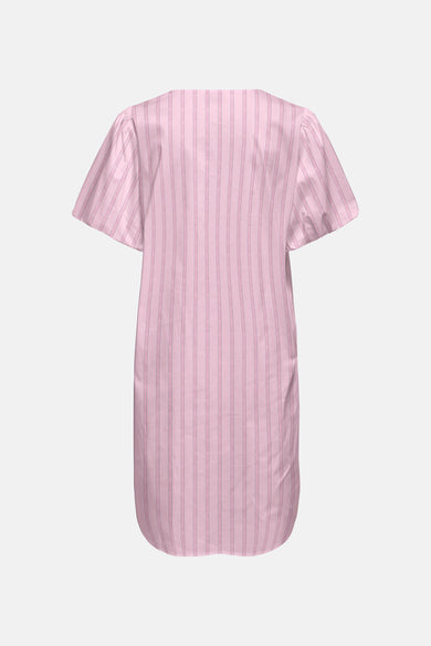 Robe rose de JDY à rayures verticales, manches courtes, encolure droite et ourlet arrondi, vue de dos.