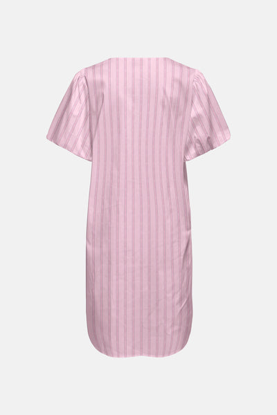 Robe rose de JDY à rayures verticales, manches courtes, encolure droite et ourlet arrondi, vue de dos.