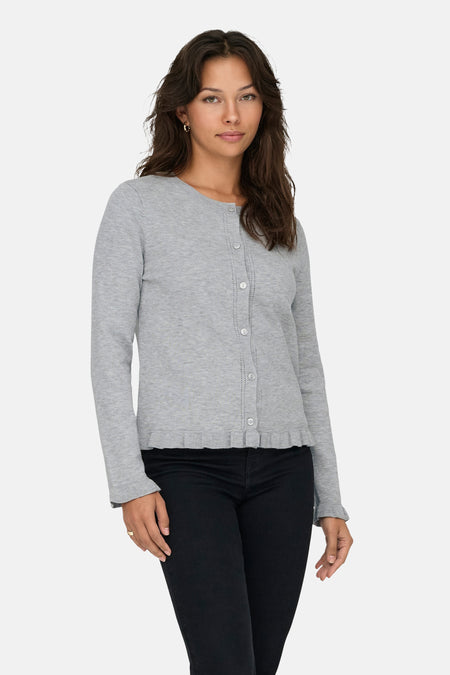 Grijze gebreide cardigan van ONLY, met knoopsluiting en gegolfde zoom, gedragen met een zwarte jeans