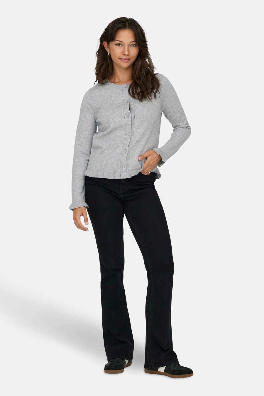 Cardigan gris de ONLY, porté avec un jean noir et des chaussures de sport.