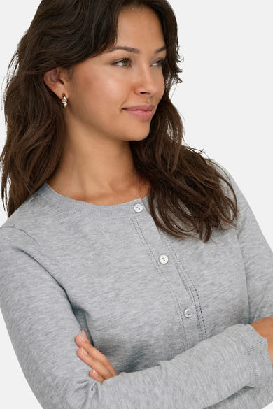 Cardigan gris en maille par ONLY, avec boutons blancs et manches longues croisées.
