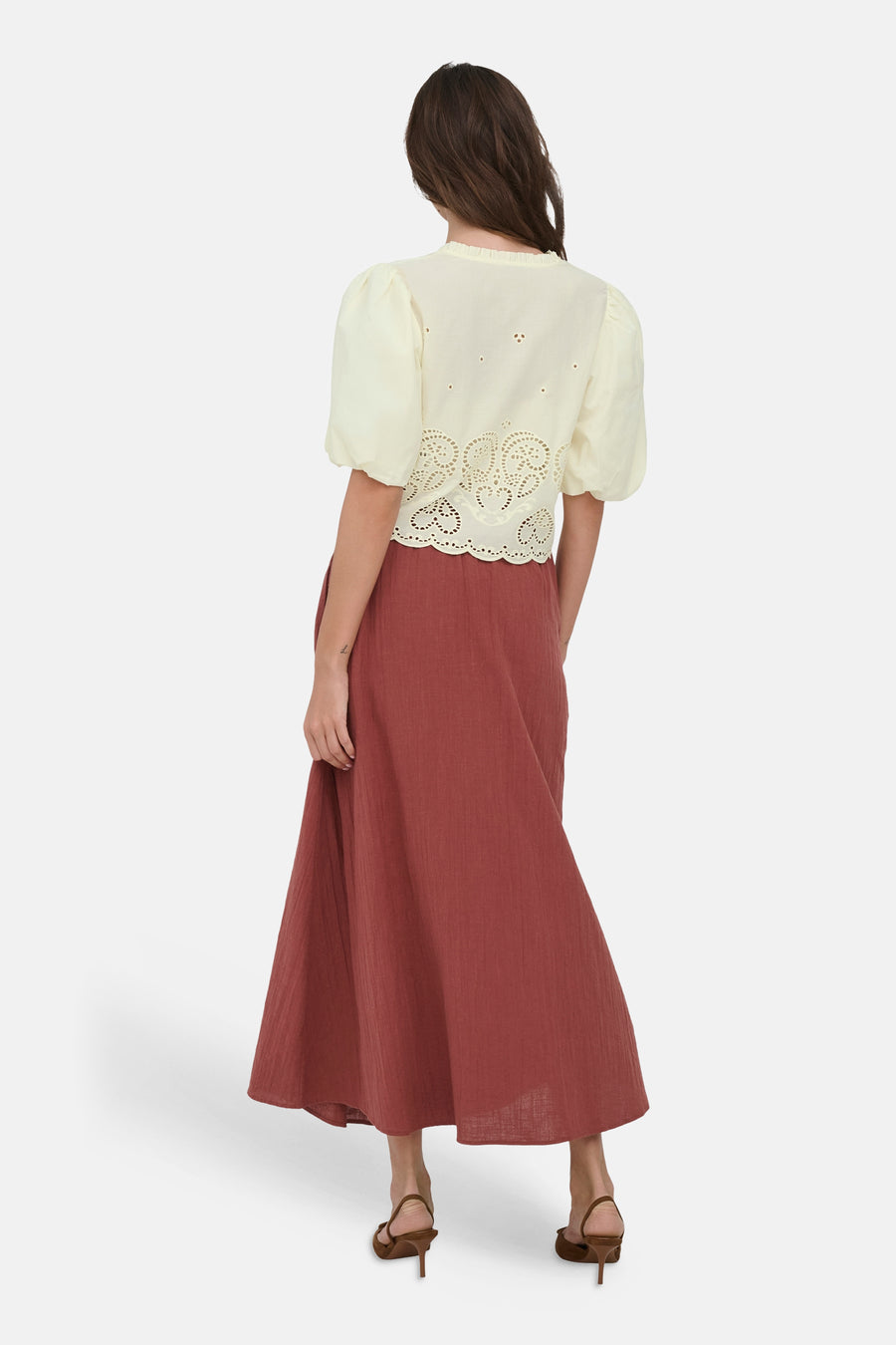Chemisier court jaune de ONLY® à manches bouffantes avec broderie anglaise et ourlet festonné, vue de dos.