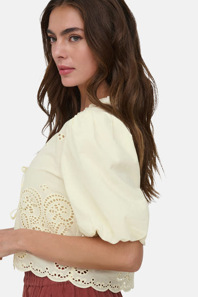 Chemise jaune pâle de ONLY® à manches bouffantes, broderie anglaise et ourlet festonné.