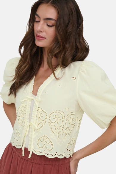 Chemise jaune pâle à manches courtes de ONLY®, broderie anglaise, volants et liens à nouer.