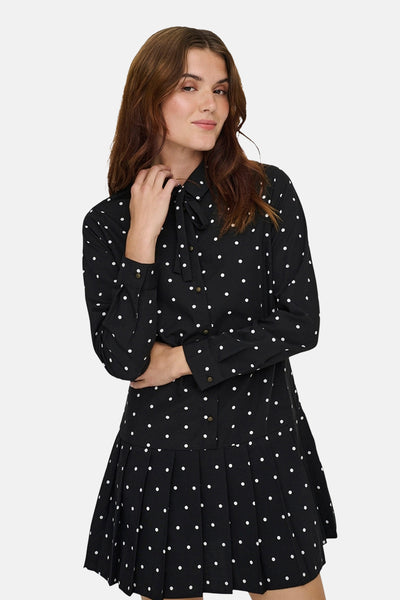 Robe noire à manches longues de ONLY, à pois blancs et à col noué.