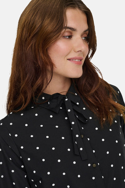 Robe noire à pois blancs de ONLY, avec nœud au col et boutons devant