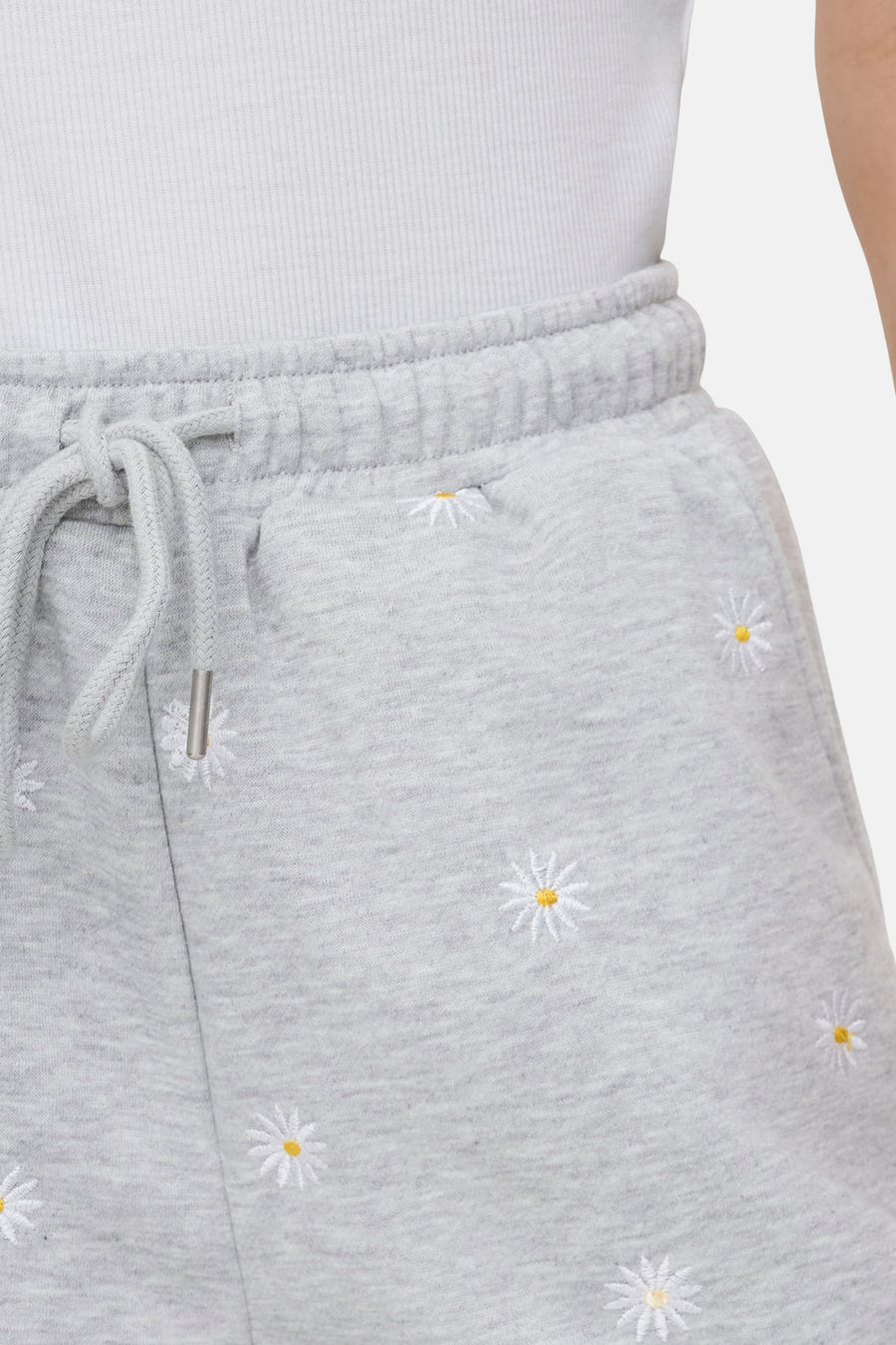 Short gris chiné de ONLY, orné de broderies de marguerites blanches, avec cordon de serrage.