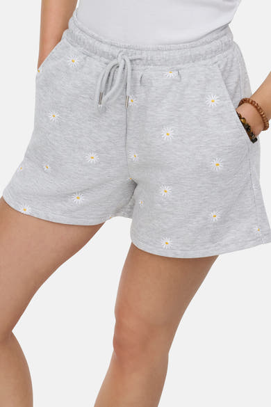 Short gris chiné de ONLY, orné de motifs brodés de petites marguerites blanches.