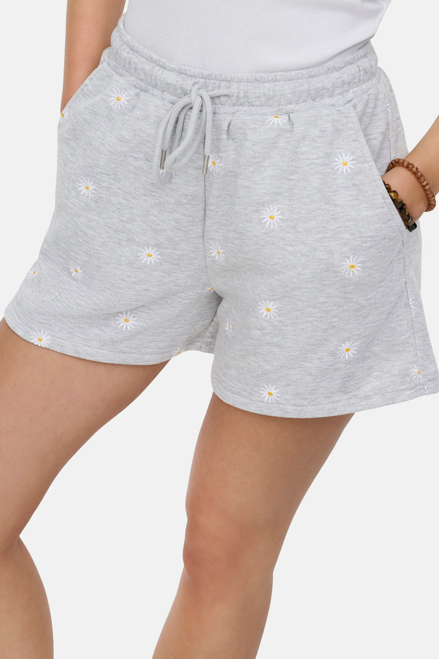 Short gris chiné de ONLY, orné de motifs brodés de petites marguerites blanches.