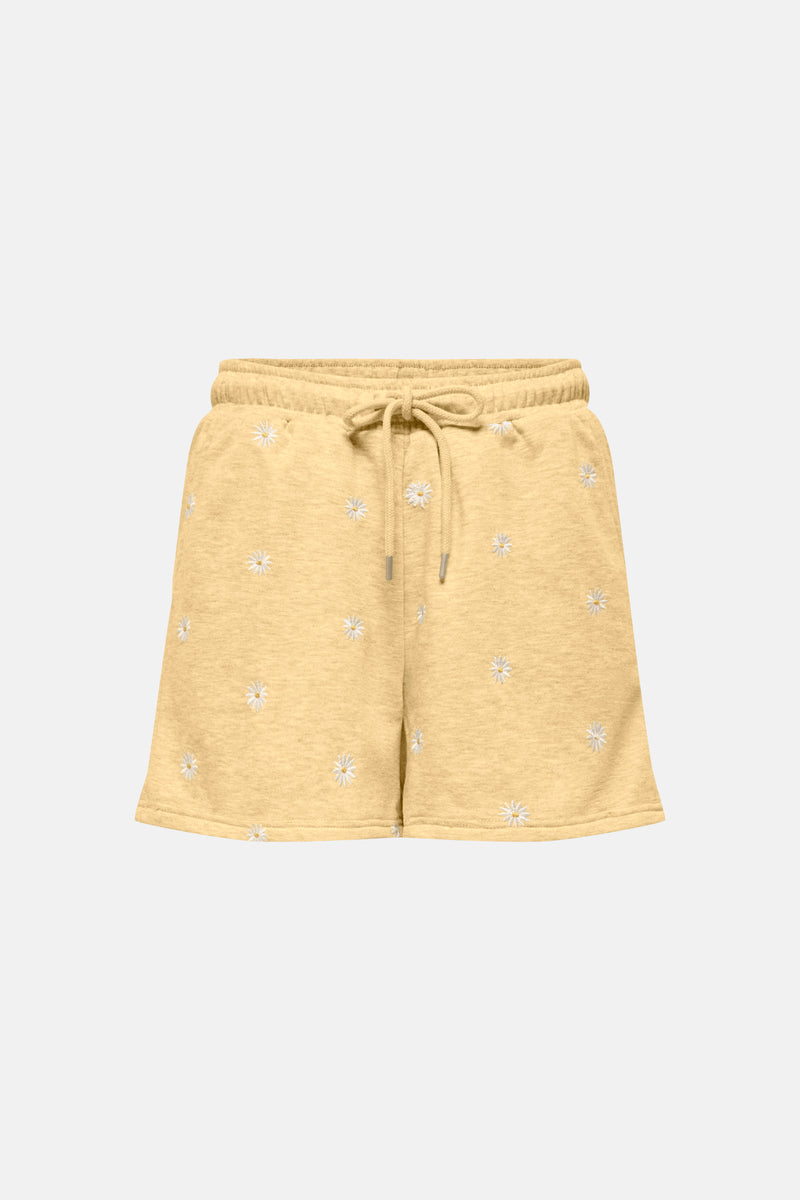 Short jaune de ONLY®, orné de motifs floraux blancs.