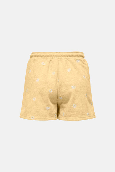 Short jaune de ONLY®, orné de motifs floraux blancs discrets, vue de dos.