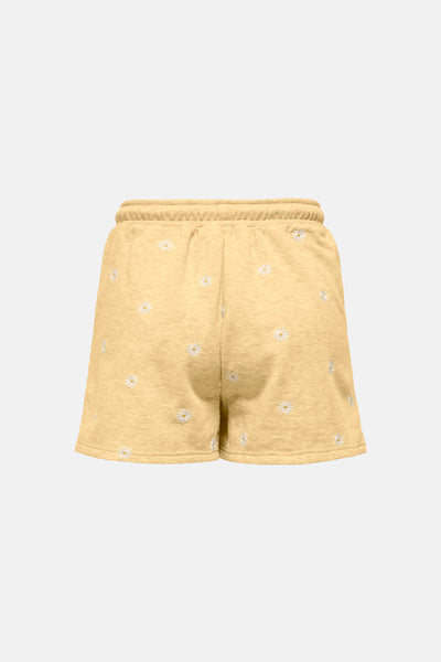 Short jaune de ONLY®, orné de motifs floraux blancs discrets, vue de dos.