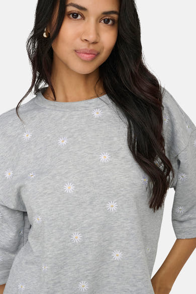 Grijze rondehals sweatshirt van ONLY®, met geborduurd madeliefjespatroon.
