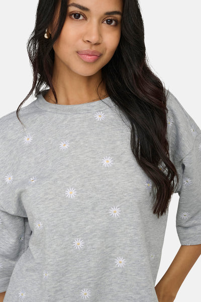 Grijze rondehals sweatshirt van ONLY®, met geborduurd madeliefjespatroon.