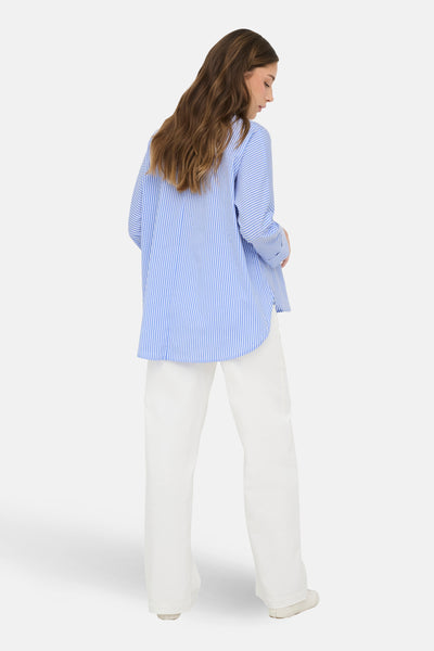 Chemise à manches longues bleue et blanche rayée par ONLY®, avec un ourlet arrondi et des manches longues à poignets boutonnés.