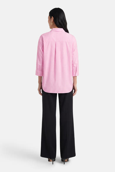 Chemise à manches longues rose à rayures blanches, de ONLY, portée avec un pantalon noir ample.