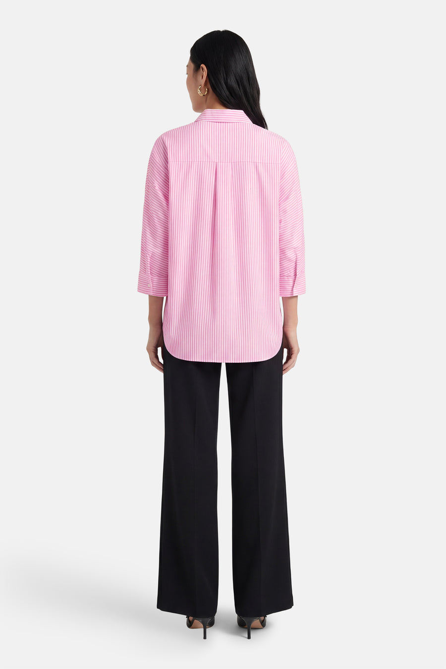 Chemise à manches longues rose à rayures blanches, de ONLY, portée avec un pantalon noir ample.