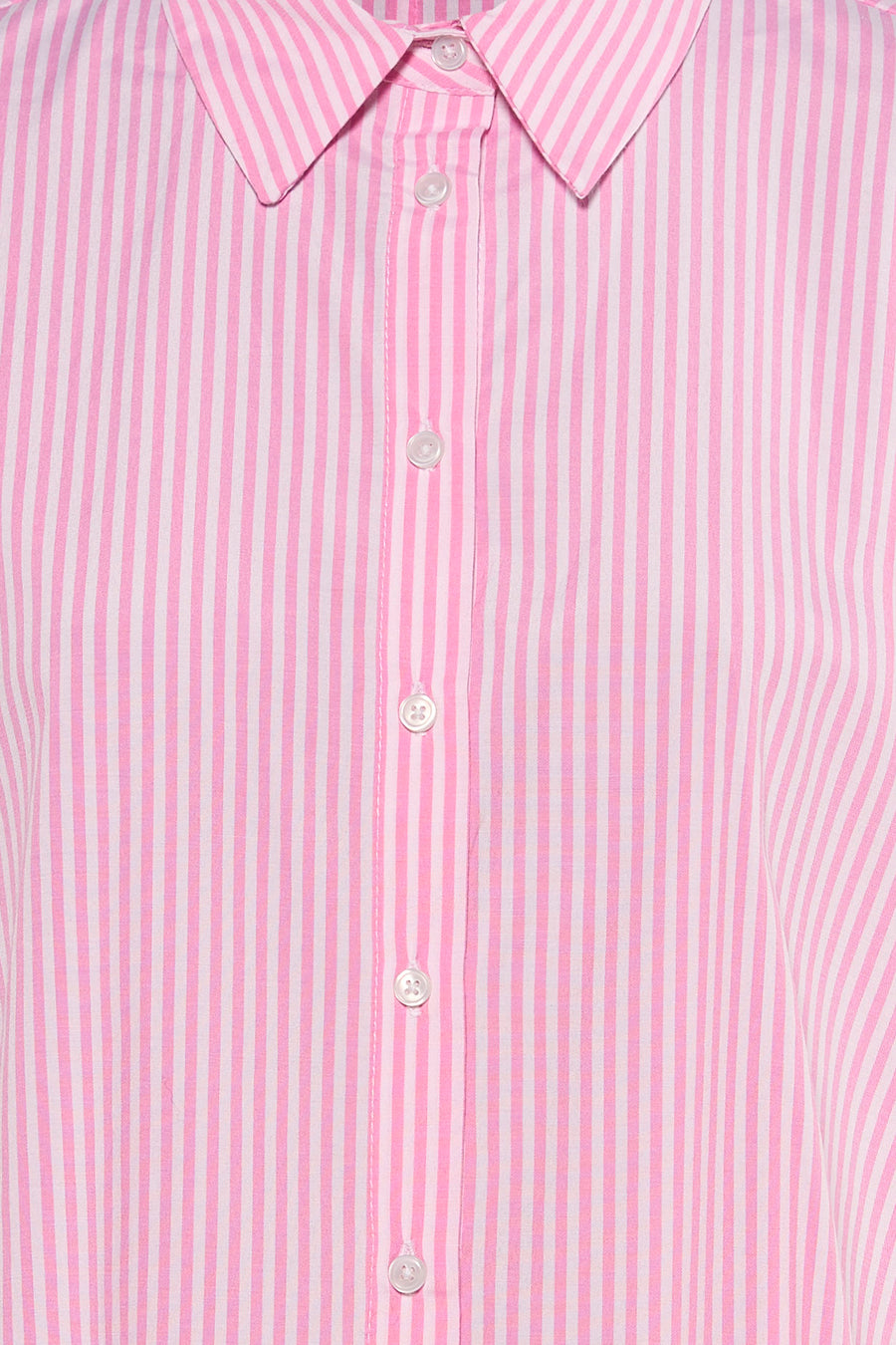 Chemise à manches longues rose rayée de ONLY, avec une fermeture boutonnée sur le devant et un col classique.