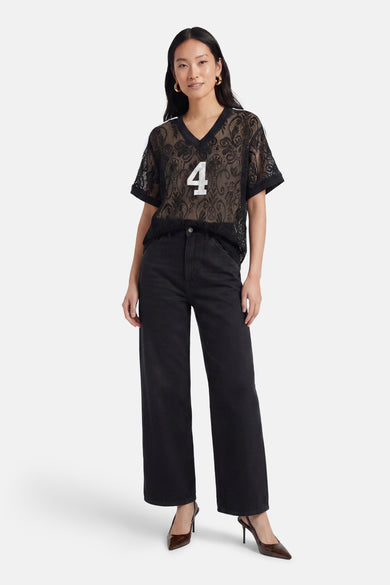 T-shirt noir en dentelle de ONLY®, à col en V, orné d'un chiffre 4 blanc et de bandes blanches aux épaules.