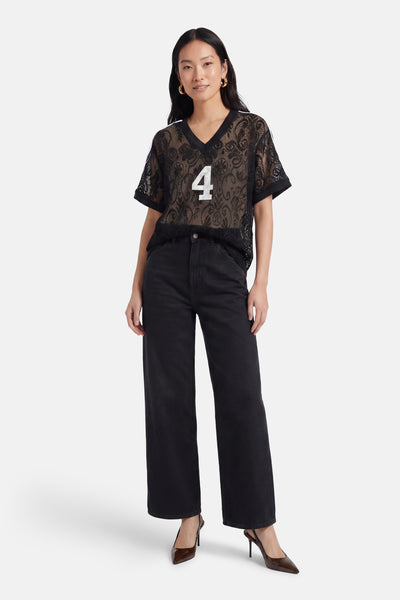 T-shirt noir en dentelle de ONLY®, à col en V, orné d'un chiffre 4 blanc et de bandes blanches aux épaules.