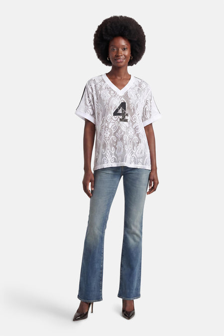 T-shirt blanc en dentelle de ONLY®, avec numéro 4 noir, col en V et rayures aux manches.