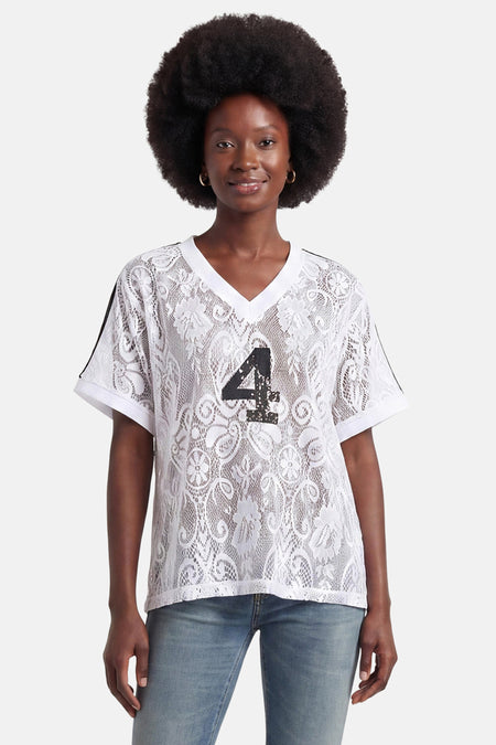 T-shirt blanc à manches courtes de ONLY®, en dentelle florale avec chiffre 4 noir et bandes aux épaules.