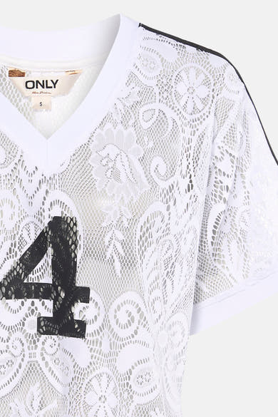 Wit T-shirt van ONLY® met kant, zwart cijfer '4', strepen op de schouders en V-hals.