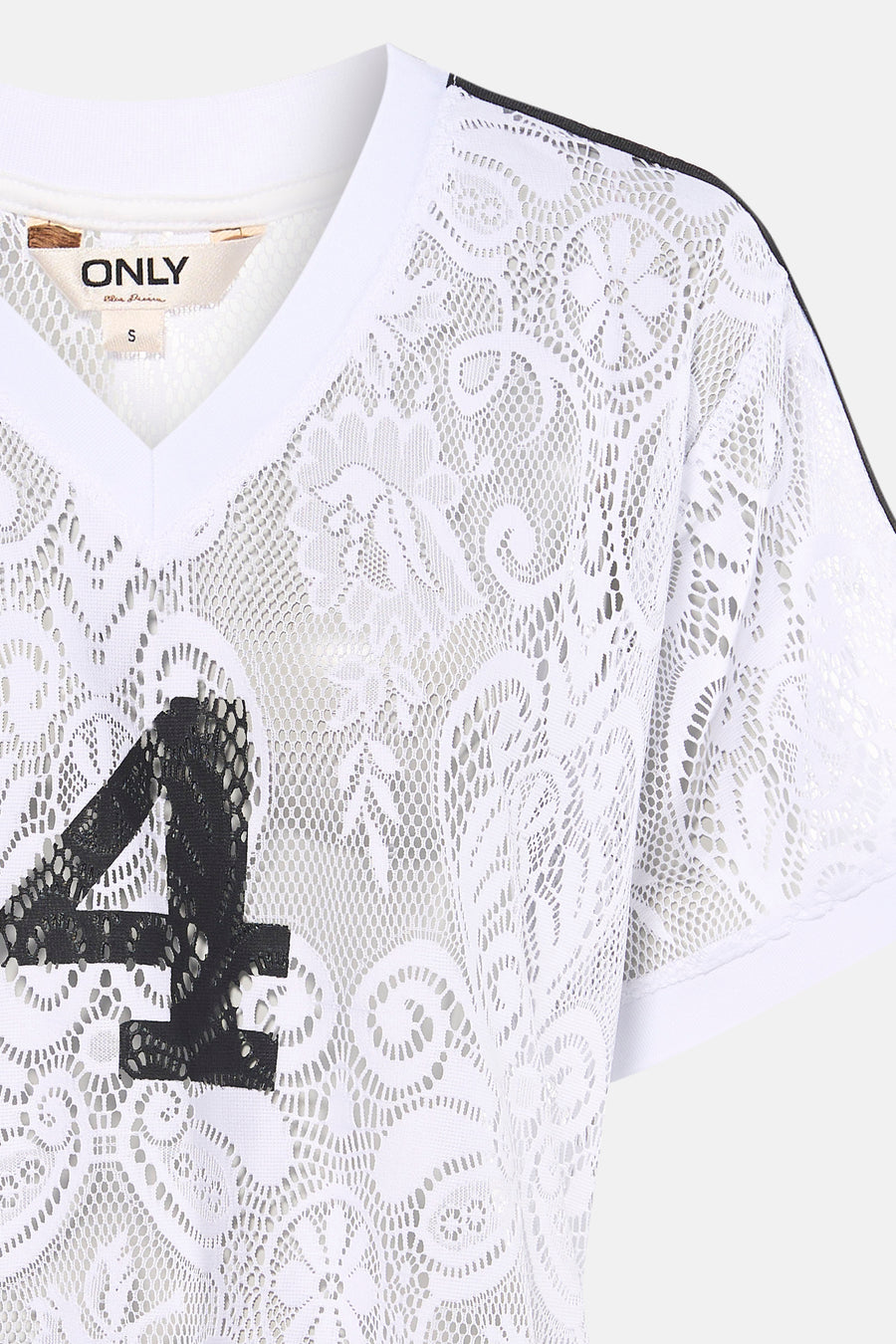 Wit T-shirt van ONLY® met kant, zwart cijfer '4', strepen op de schouders en V-hals.