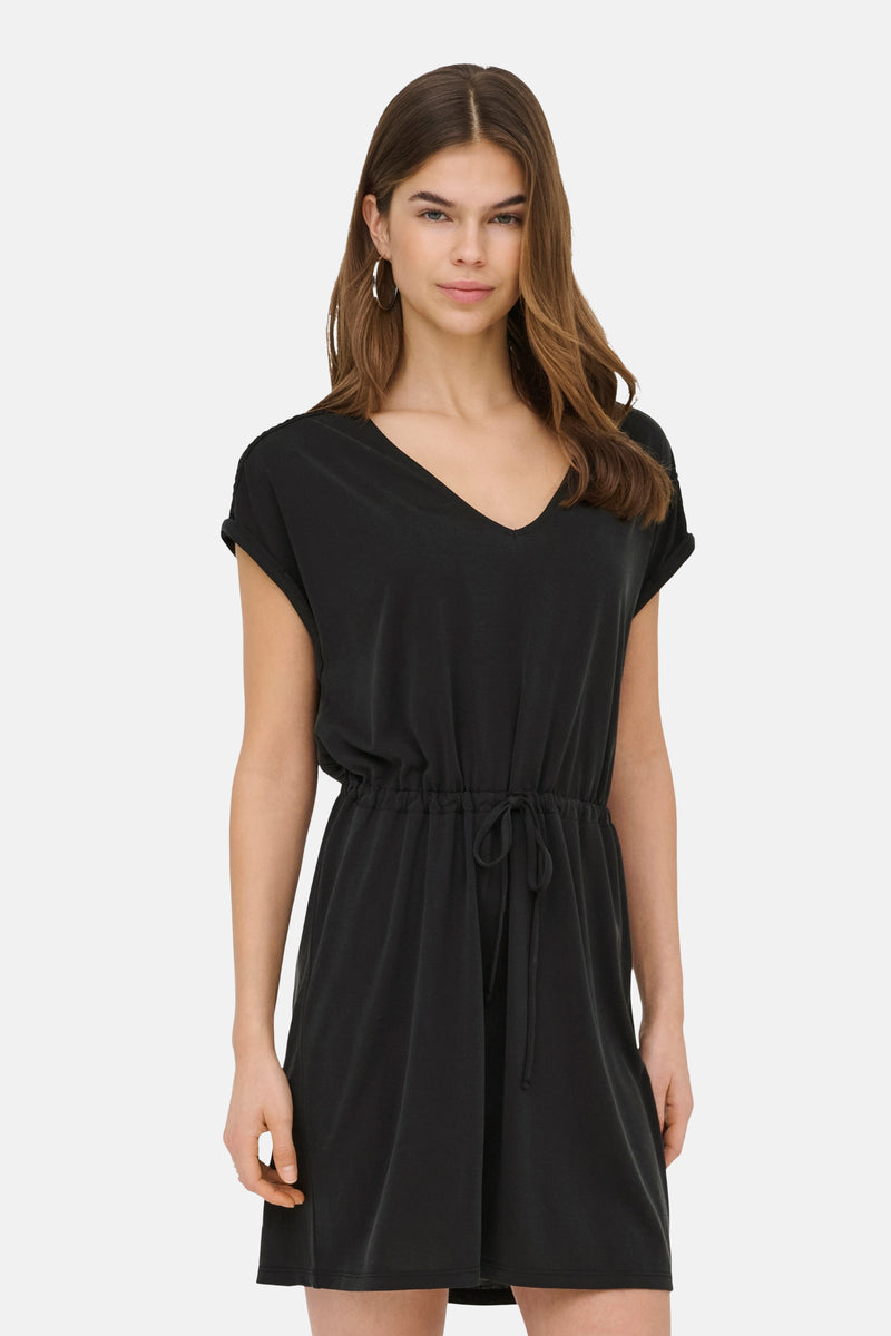 Robe noire de ONLY® à col en V, manches courtes retroussées et taille à cordon.