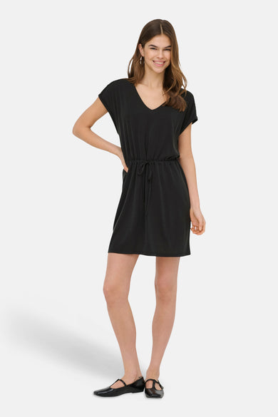 Robe noire de ONLY®, courte avec col en V, manches courtes et taille à cordon.