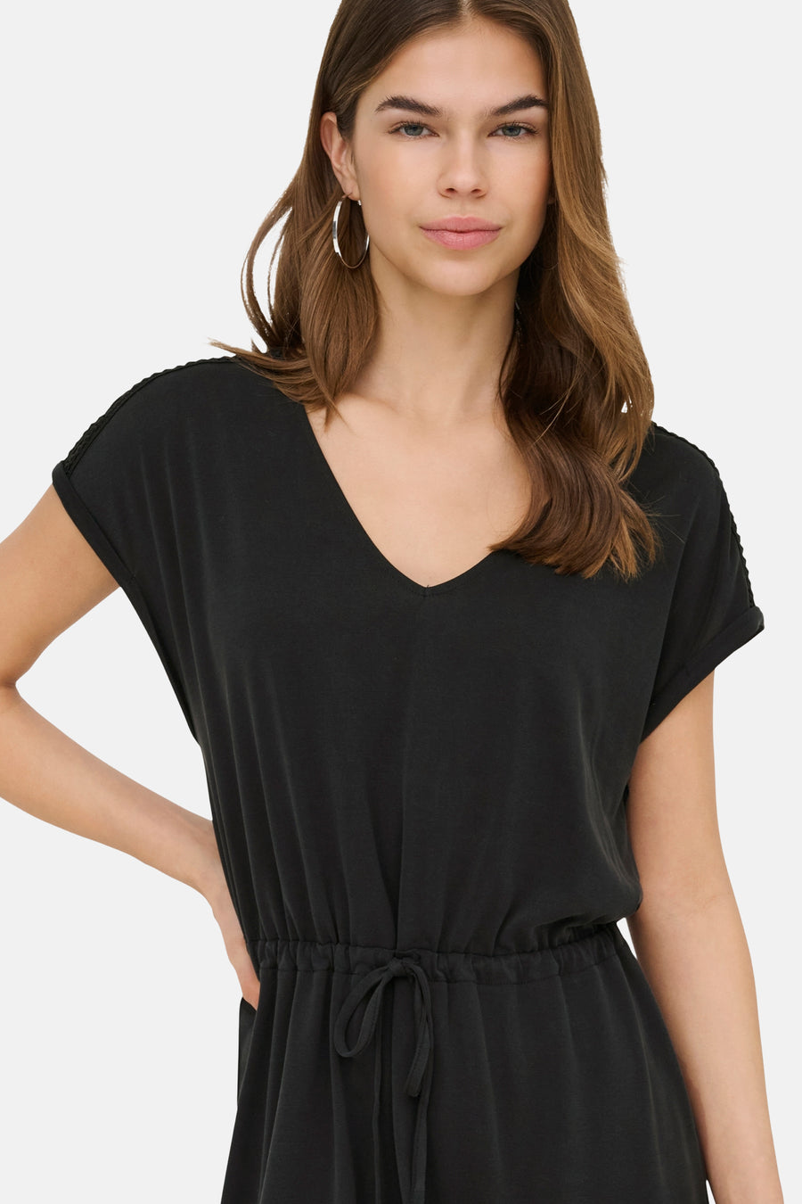 Robe noire de ONLY® à col en V, manches retroussées, taille élastique avec cordon noué et détails tressés aux épaules.