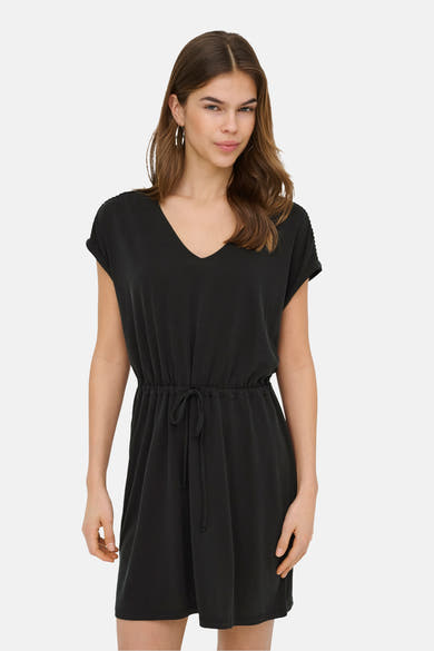 Robe fluide noire de ONLY® à col en V, manches courtes retroussées et taille à cordon.