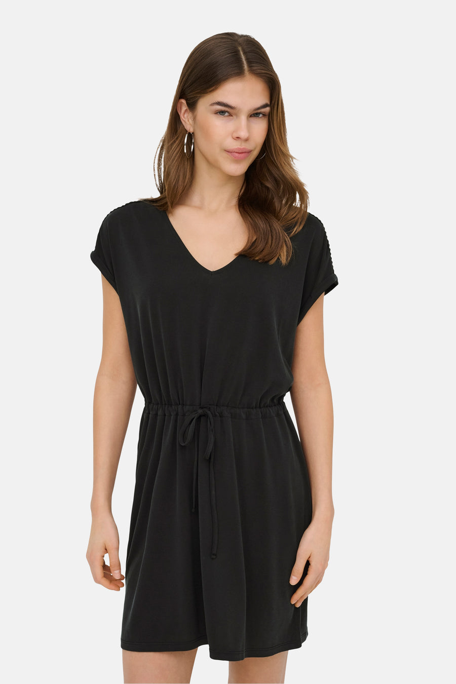 Robe fluide noire de ONLY® à col en V, manches courtes retroussées et taille à cordon.