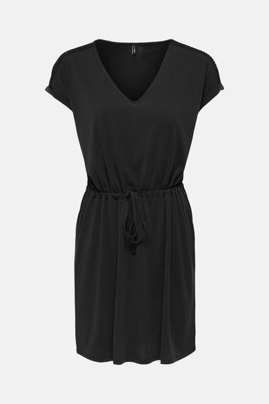 Robe noire de ONLY® à col en V, manches courtes avec dentelle et taille à cordon de serrage.
