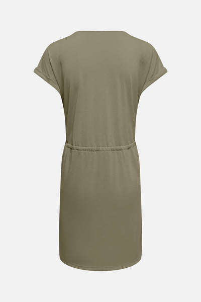 Kaki jurk van ONLY®, achterkant met korte opgerolde mouwen, elastische taille en afgeronde zoom.