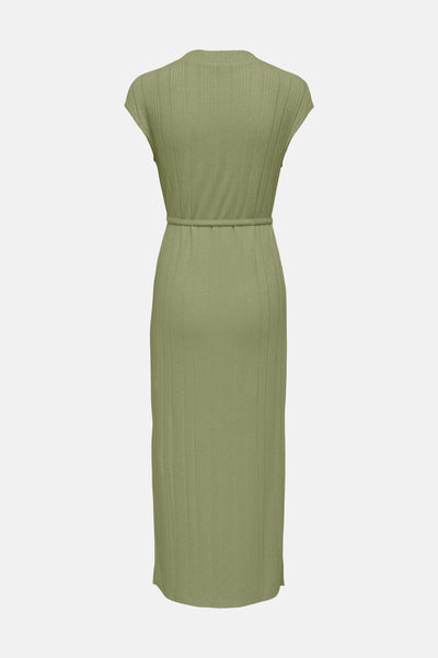 Robe midi verte côtelée de JDY, ceinture à la taille, manches courtes et col montant, vue de dos.